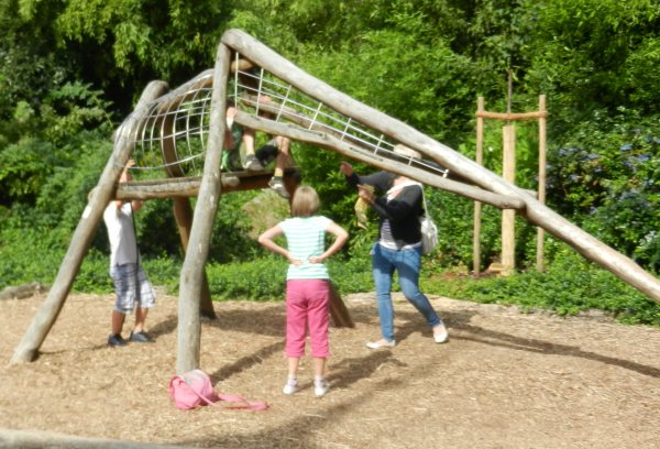 05 - Eine Holzgiraffe zum Klettern..jpg